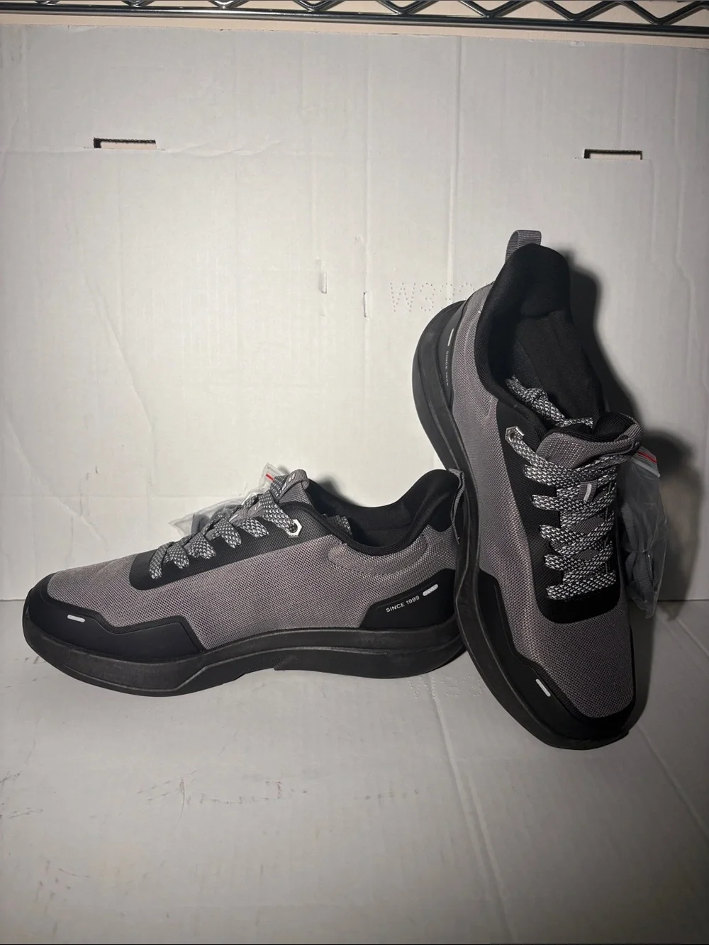 NEW PILOTI Mens Grey Sneakers Size 9